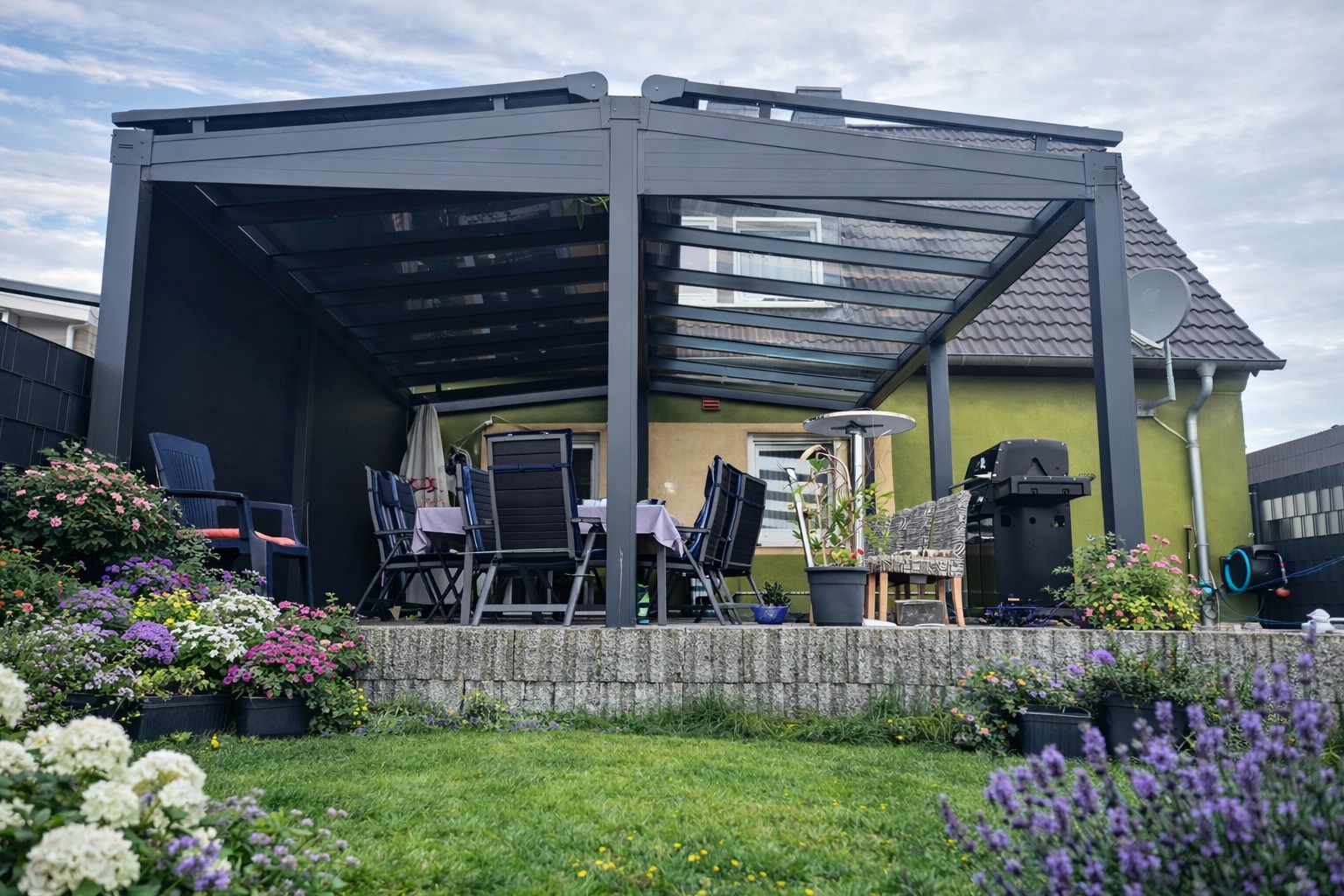 Satteldach Anthrazit Terrasse NRW – Vensaro